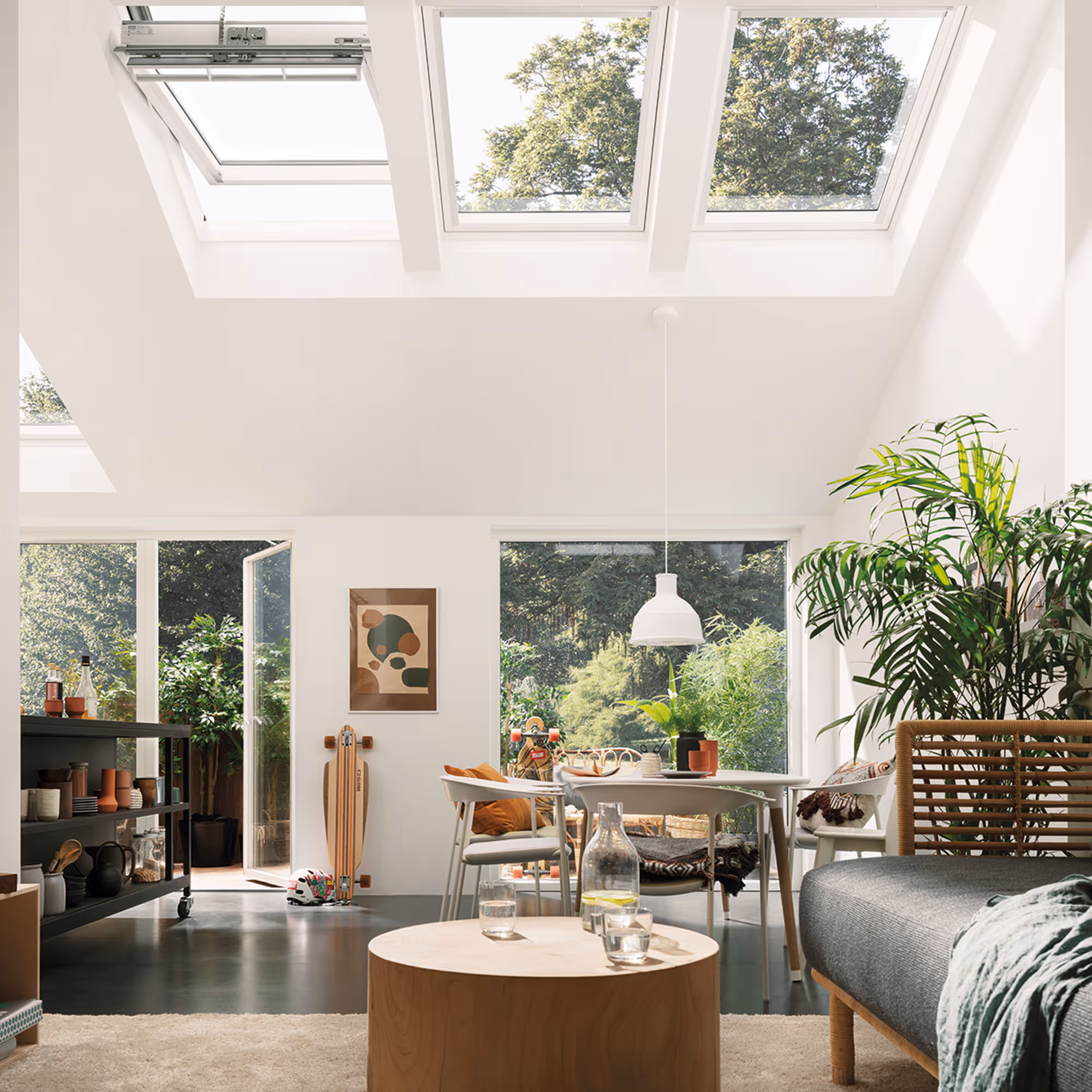 Automatically adjust natural light and fresh air.